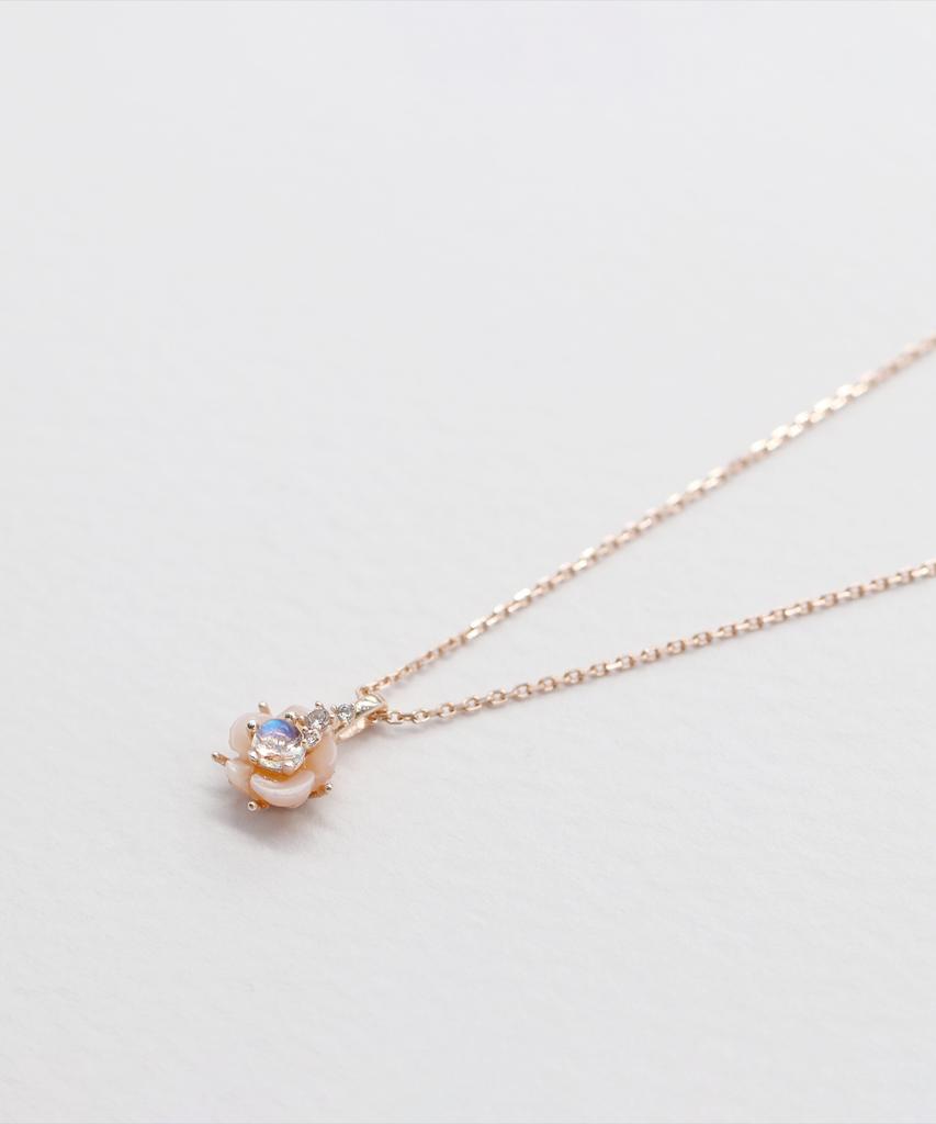 Ordor Natural Mother-Of-Pearl Flower Necklace