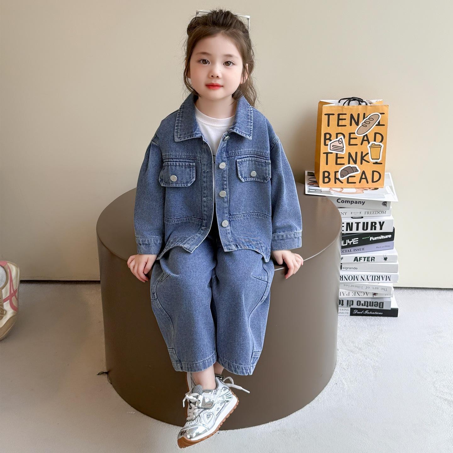 

Стильный осенний джинсовый комбинезон для девочек на 2025 год - Модный джинсовый костюм-двойка 100cm