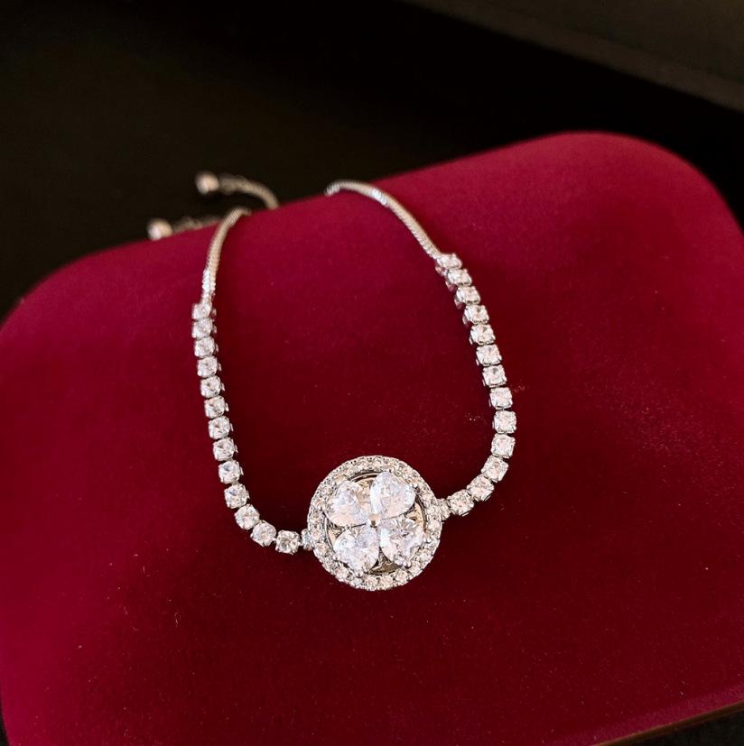 Gold-Plated Zircon Sun & Heart Bracelet: Stylish, Versatile, Elegant Light Luxury Jewelry for Women.