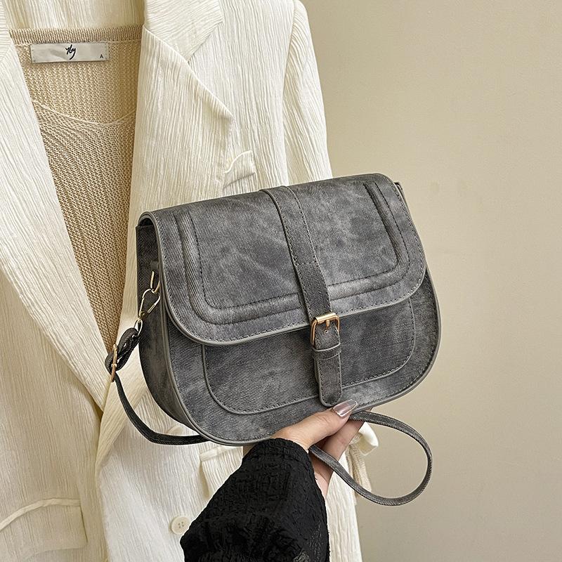 

Simple and fashionable personalized commuter small square bag women s summer new foreign style high-end temperament foreign style messenger bag