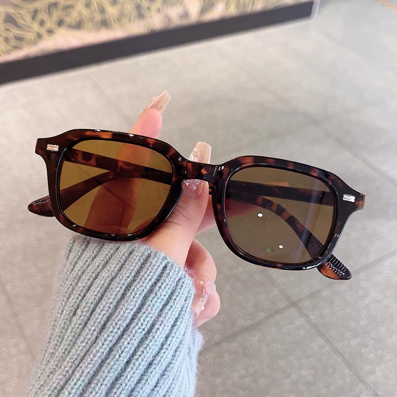 Korean Stylish Men Sunglasses Rivets Decoration Square Shape Sun Glasses for Women Holiday Travelling Sunglass for Women