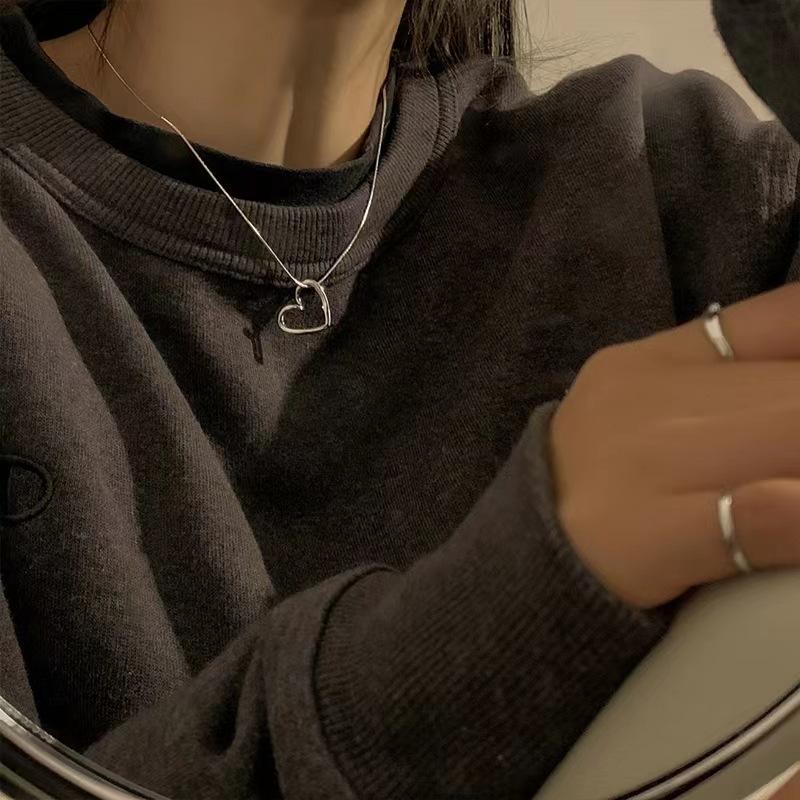 Nische Hohl Liebe Halskette Weibliche Einfache Design Anhänger Schlüsselbein Kette Rock Titan Stahl Schmuck Weibliche