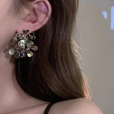 French Retro Light Luxury Metal Flower Earrings with a Niche Design Sense and Elegant Ear Ring
