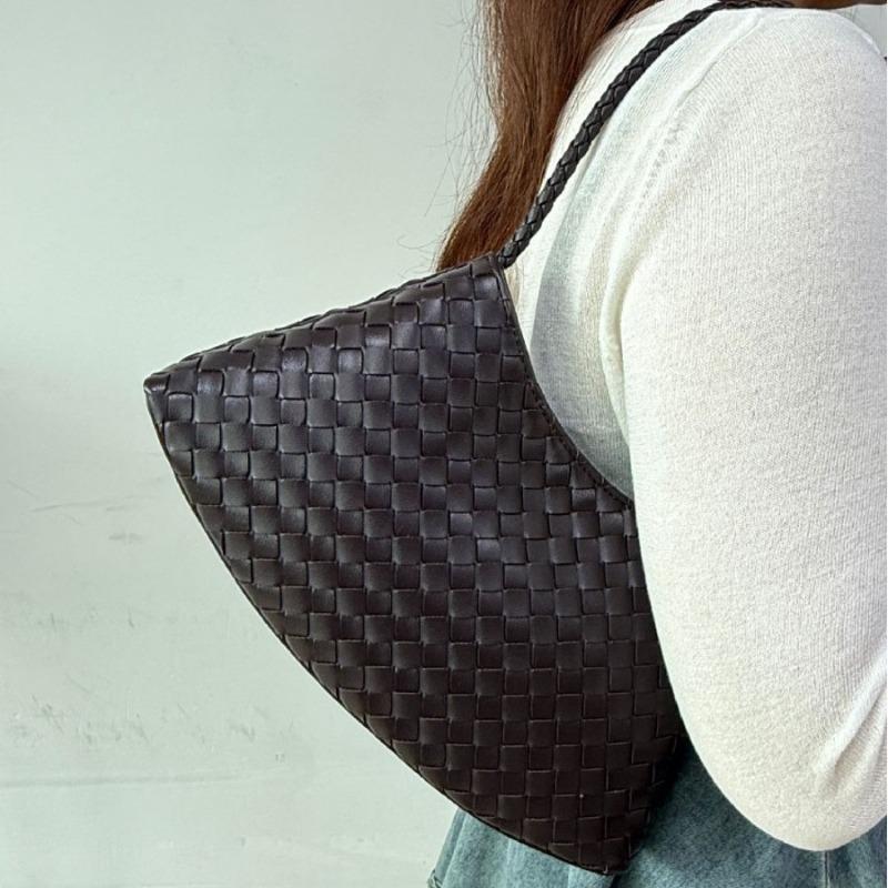 New handwoven bag, high-end Internet celebrity explosion female French vegetable basket handbag shoulder bag