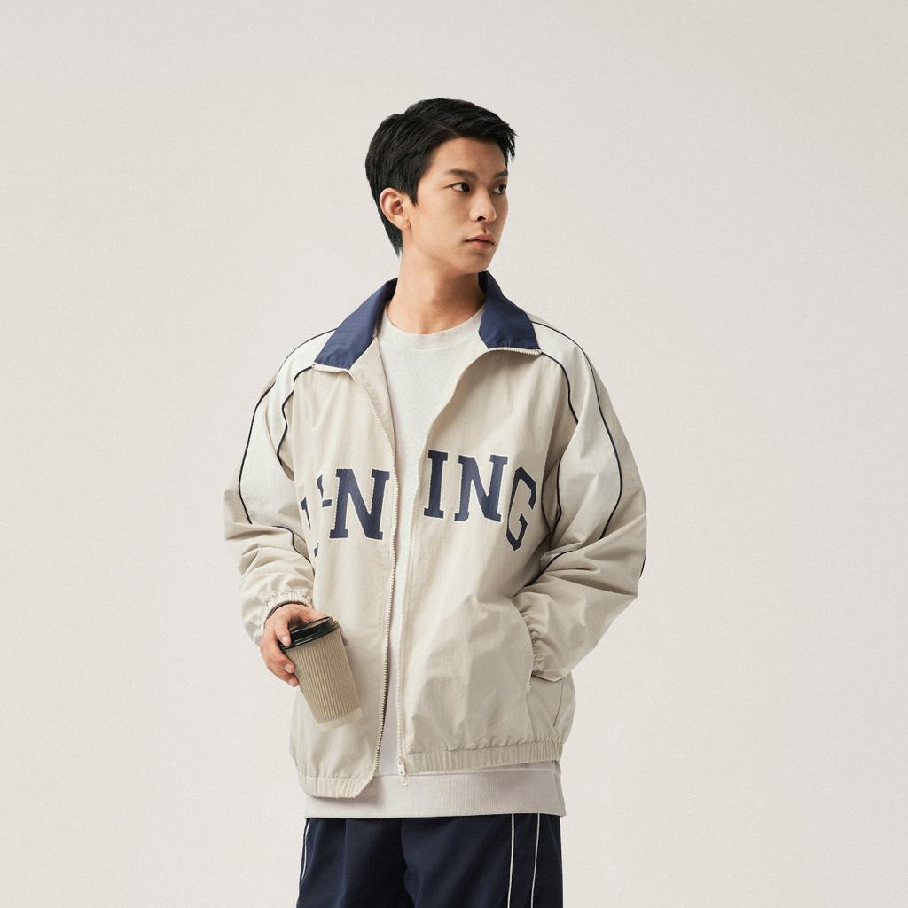Li Ning Lattichblatt Amerikanischer Vintage Wasserabweisender Windbreaker mit Kragen mit Buchstaben und Reißverschluss Herren Oberbekleidung Nebel-Khaki Off-White AFDU957-7