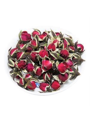 Tè cinese con boccioli di rosa rossa, aroma di fiori secchi, tè floreale alle erbe in fiore