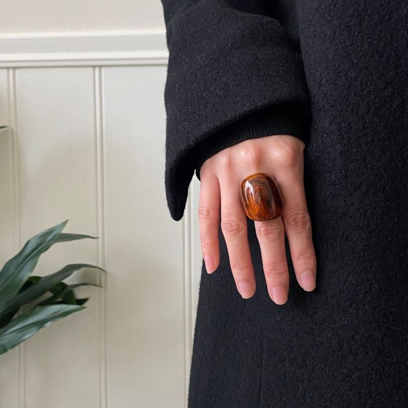 2025 New Vintage Brown Acrylic Rings for Women Exaggerated Amber Color Resin Temperament Geometric Finger Ring Punk Jewelry Gift