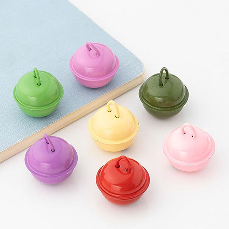 10 ks 22mm Barevné Malované Rolničky Kovové Kulaté Mini Zvonečky Ozdoby Dekor Přívěsky Na Vánoční DIY Řemesla