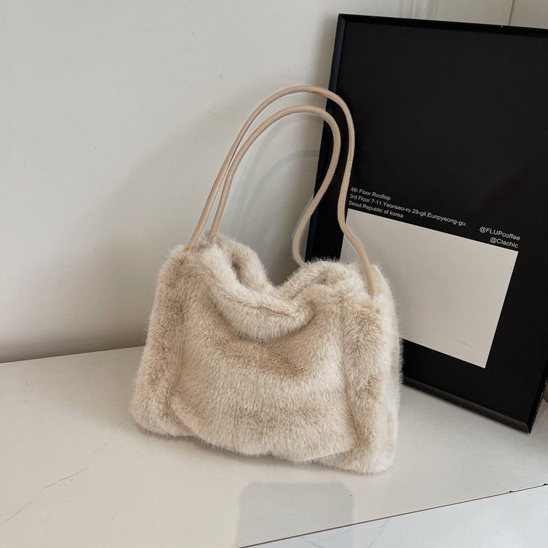 New Plush Bucket Bag for Autumn and Winter, Women's High-end Texture Niche Design Commuter Handbag