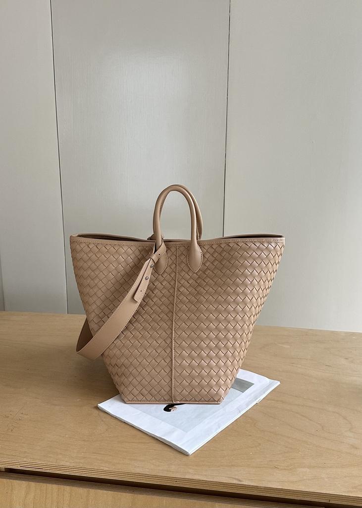 New woven tote bag for women, large capacity single shoulder crossbody bag, fashionable commuter handbag, versatile and high-end