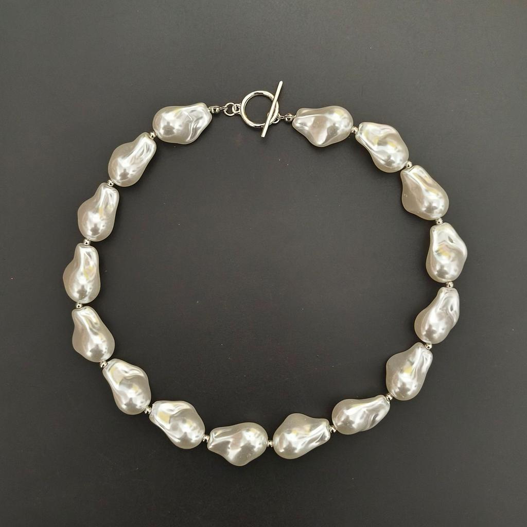 Niche Retro Baroque Pearl Clavicle Necklace: Fashionable & Versatile Irregular Design