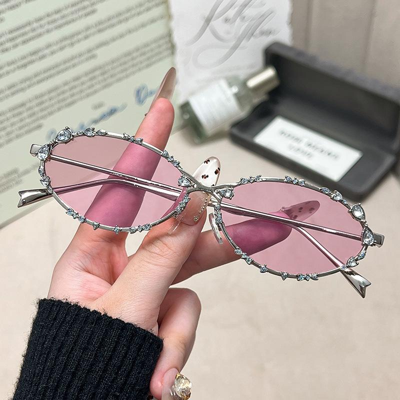 UV400 Protection Silver Oval Punk Diamond Sunglasses Women Retro Fashion for Picnics
