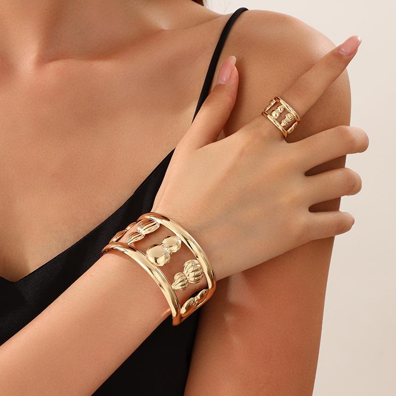 Lässiger Urlaubsstil Hohl-Seestern-Muschel Armband Ring Set Offenes Metallarmband Armband Schmuck