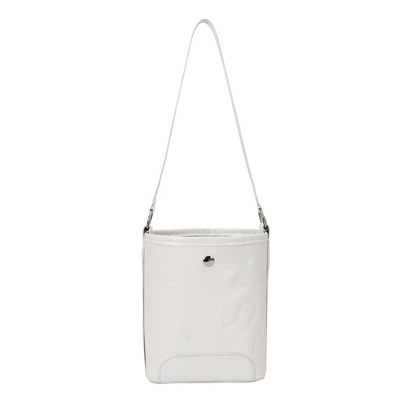 In autumn and winter, the new bucket bag, one shoulder diagonal span, underarm letter embossing, fashionable versatile niche portable commuter bag