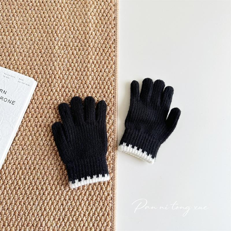 

-Year-old, winter solid color cute children s knitted gloves contrasting colors, warm finger cots, wool five-finger gloves It is recommended to be around 3-8 years old. чёрный