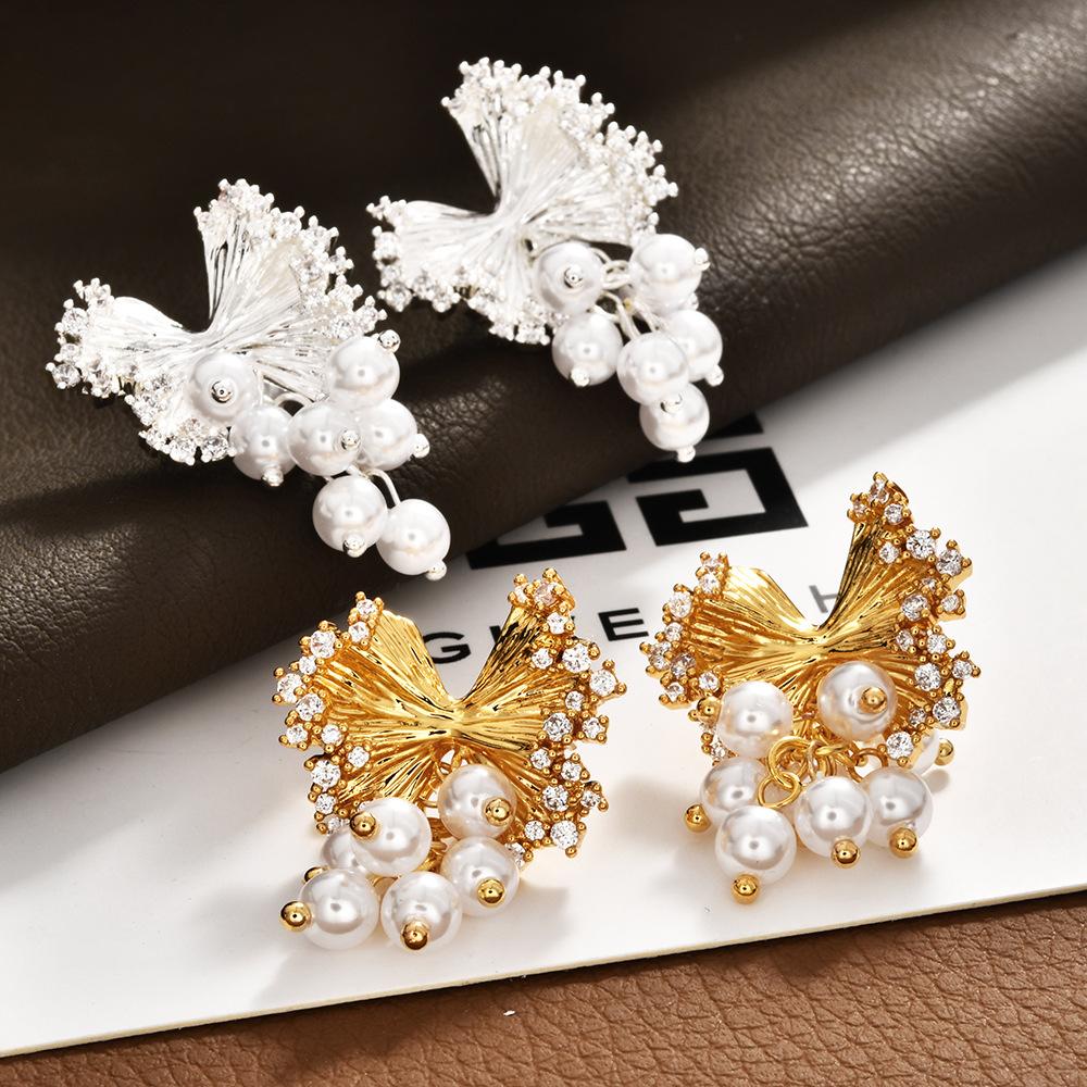 Eleganckie Kolczyki Vintage z Motylem i Perłowym Chwostem, Błyszczące Cyrkoniowe Sztyfty