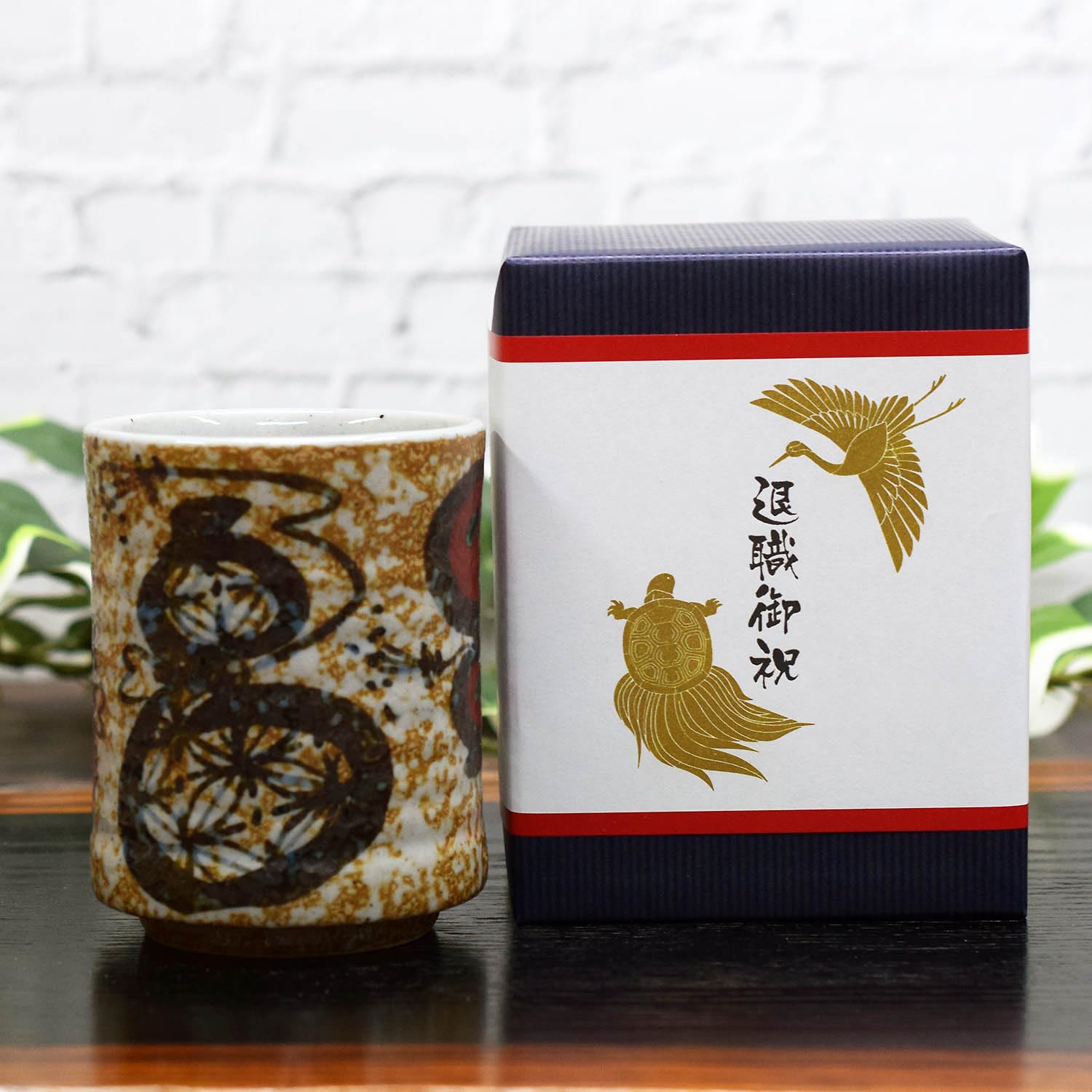 

Retirement Gift: Kutani Ware Teacup with Six Gourds (Mubyō) Design, Wishing for Health and Well-Being