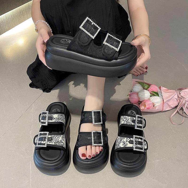 Modne 7,5 CM Klamra Kryształowa Damskie Kapcie Fluorescencyjny Skórzany Pasek Sandały na Platformie Cyrkonie Letnie Buty dla Kobiety Klapki 2024