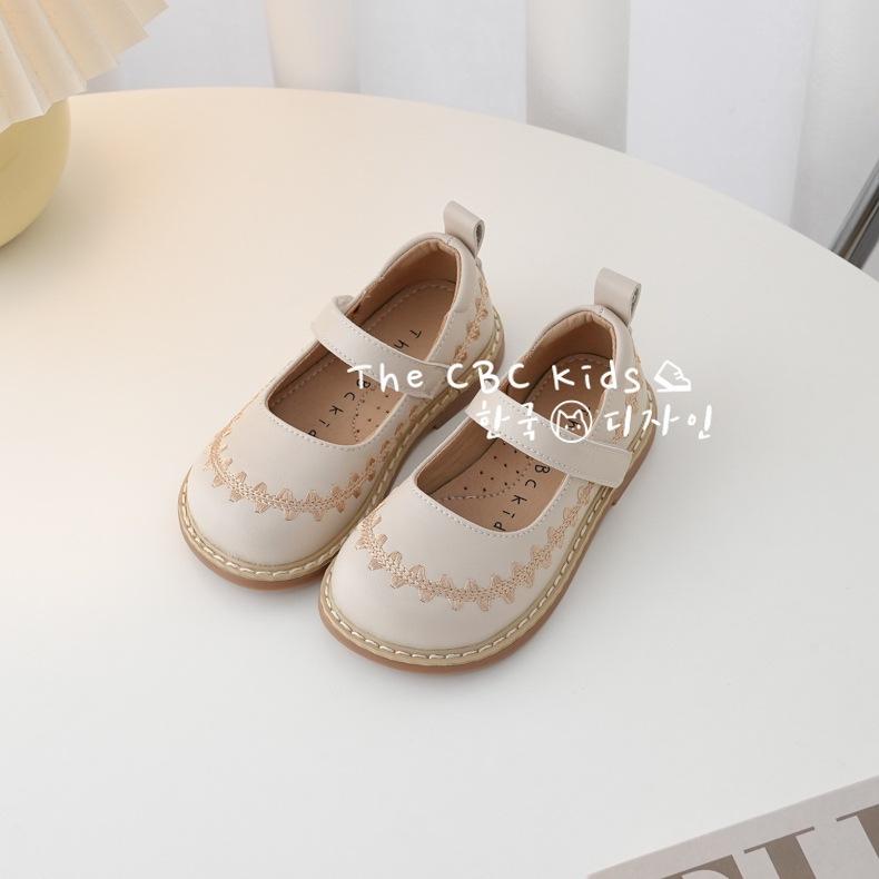 

2025 girls little princess shoes autumn new French retro steady shoes kindergarten girl baby small leather shoes children s single shoes 24 бежевый