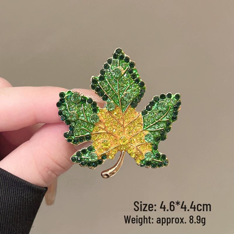 

Изысканная роскошная женская брошь-булавка в виде красного кленового листа: Приветственный аксессуар высокого класса