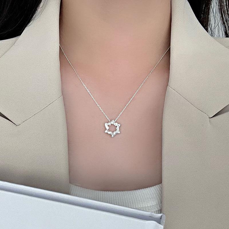 Hollow Out Flower Necklace, Light Luxury and Niche Design, Fashionable and Personalized, Versatile and High-end Neckwear