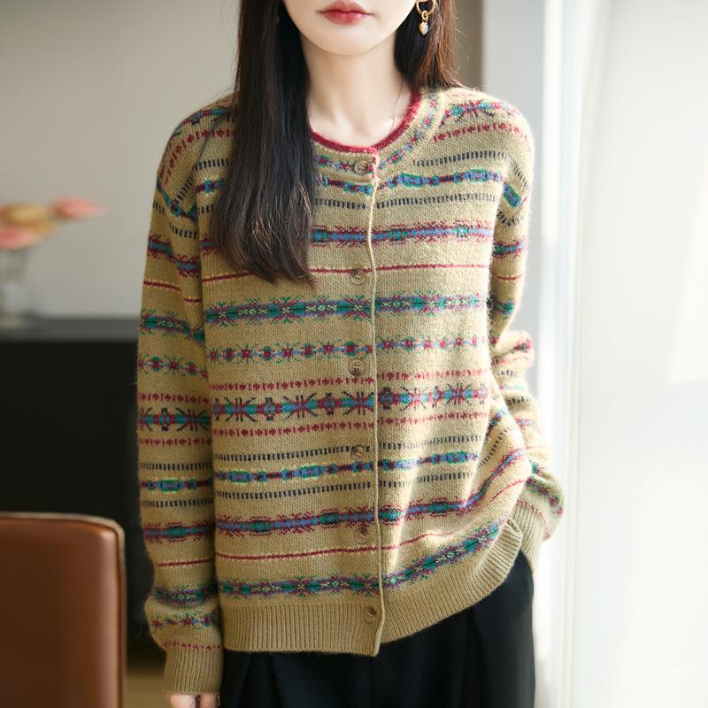 Vintage Flowered Blouse As An Inner Layer for Autumn and Winter. A Stylish and Ethnic Knit Coat for A Laid-back and Versatile Look.