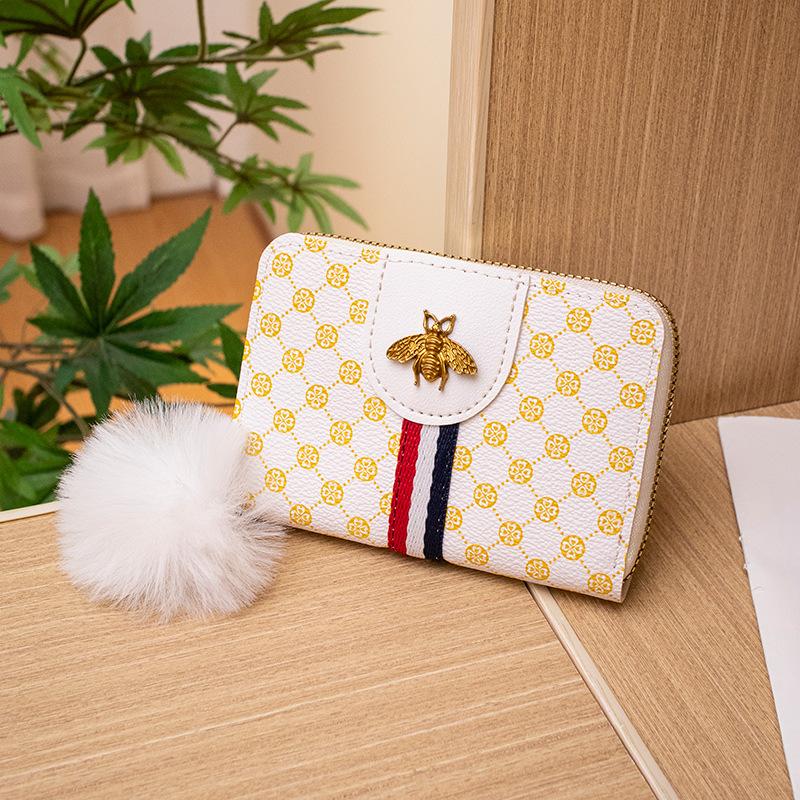 

New contrasting color women s wallet, fashionable printed bee label change bag, hairball decorative card bag, one piece. белый