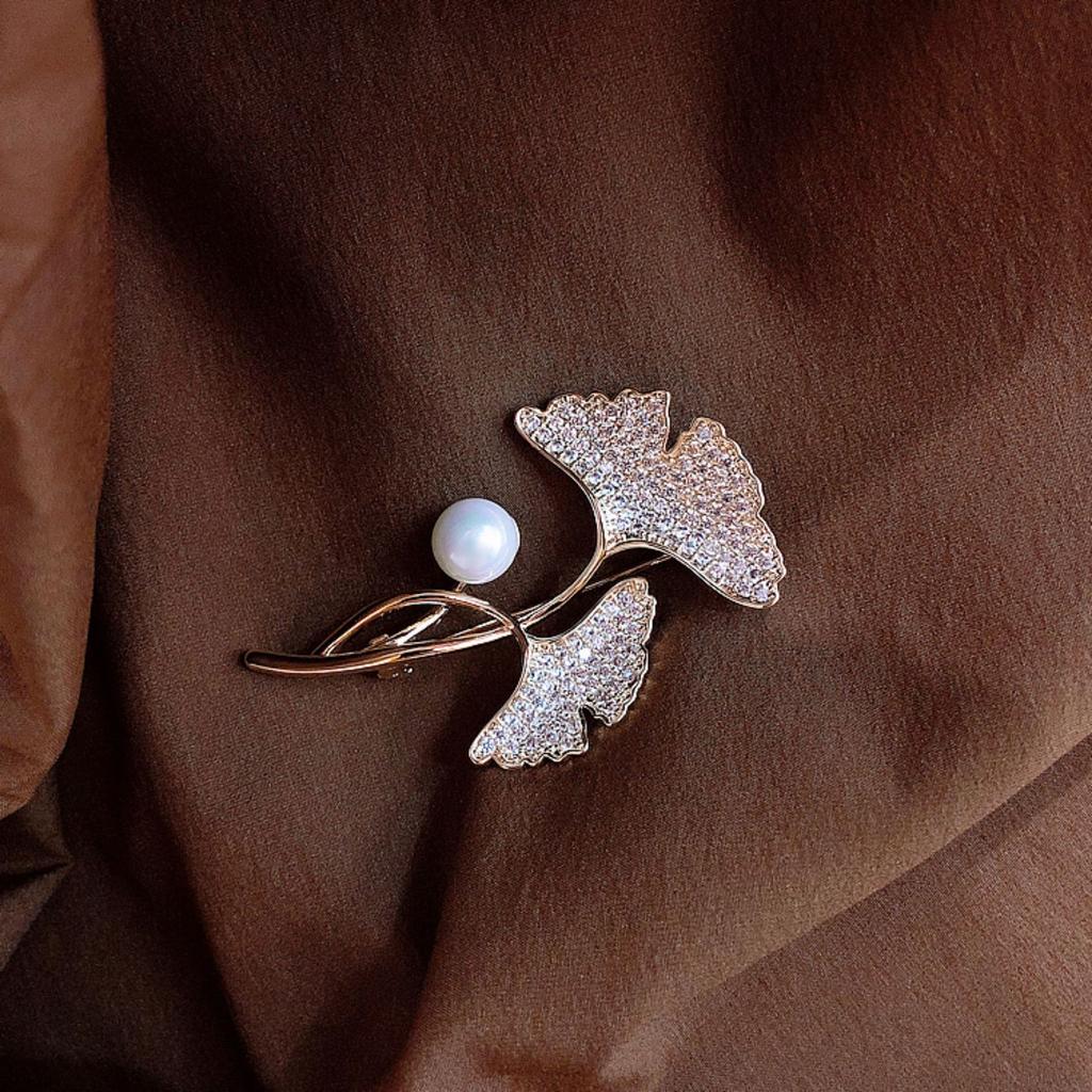 Średniowieczna Vintage Broszka z Kontrastującą Pszczołą Inkrustowana Diamentami Retro Lekki Luksus High-endowa Korsaż Wykwintne Wszechstronne Dodatki Kobiety