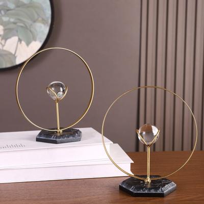 Geometrischer Eisenrahmen mit Kunstkristallkugel Modernes geometrisches Tischornament für Wohnzimmer Esszimmer Bürotisch Mittelstück