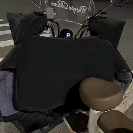 Thick Windproof & Waterproof Quilted Blanket for Electric Vehicles - Warm, Velvet-Lined, and Coldproof