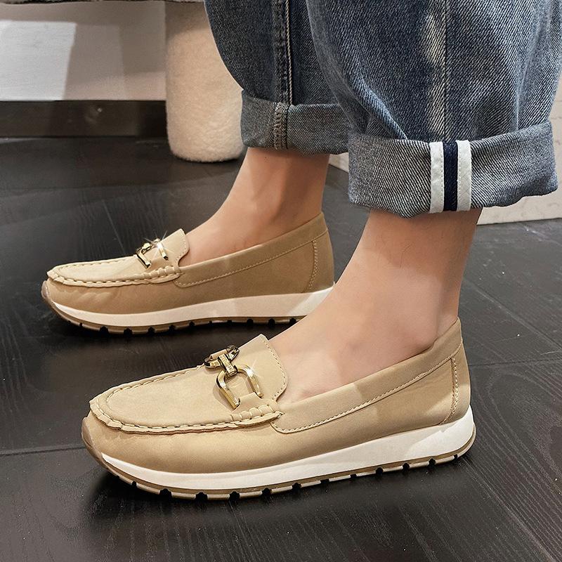 Spring New Fashion Round Head Foot Thick Sole Fashion Large Size Women's Shallow Mouth Metal Chain Women's Single Shoes
