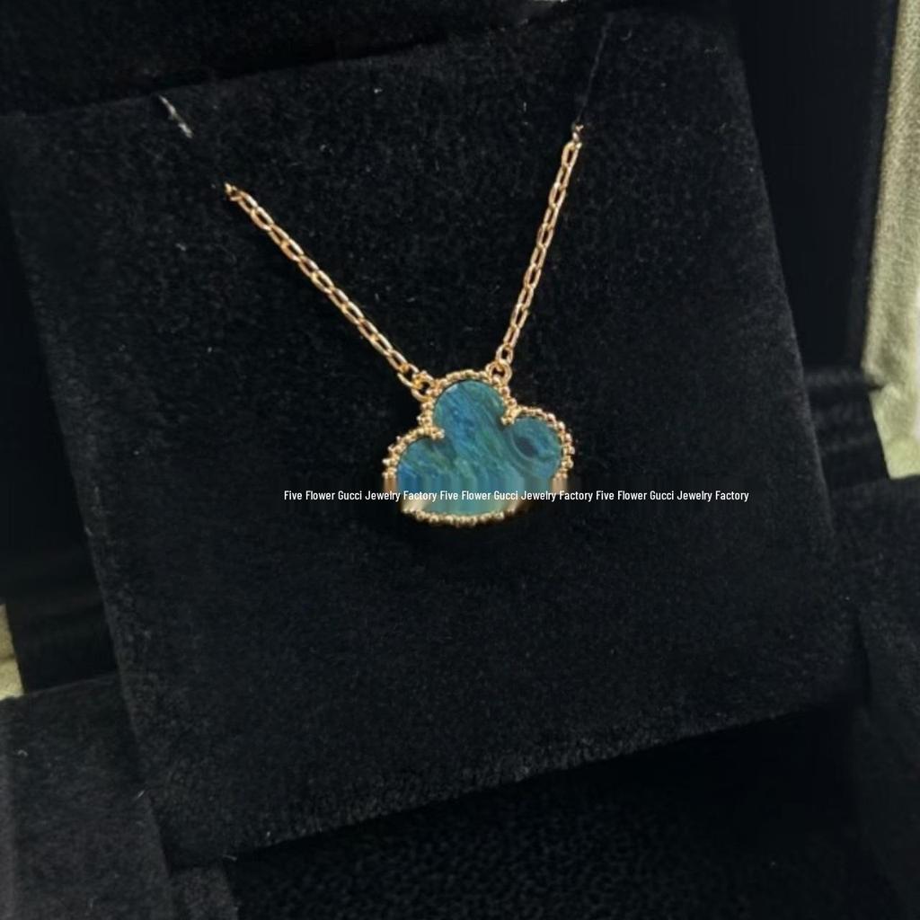 Náhrdelník Van Cleef se čtyřlístkem: Zlatý přívěsek pro ženy s pětilistým designem, bílou perletí, červeným achátem a diamantem.