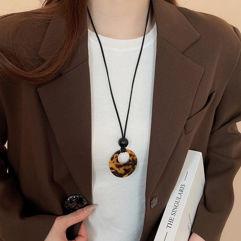 New Chinese leather pendant, fringed necklace, female ethnic style, niche retro sweater chain, fashion and high-end item jewelry.