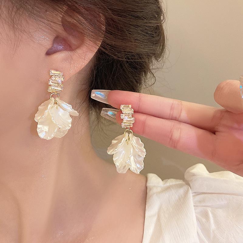 2024 Elegant Shell Flower Dangle Earrings for Women - French Niche Design, High-End Style Ear Jewelry