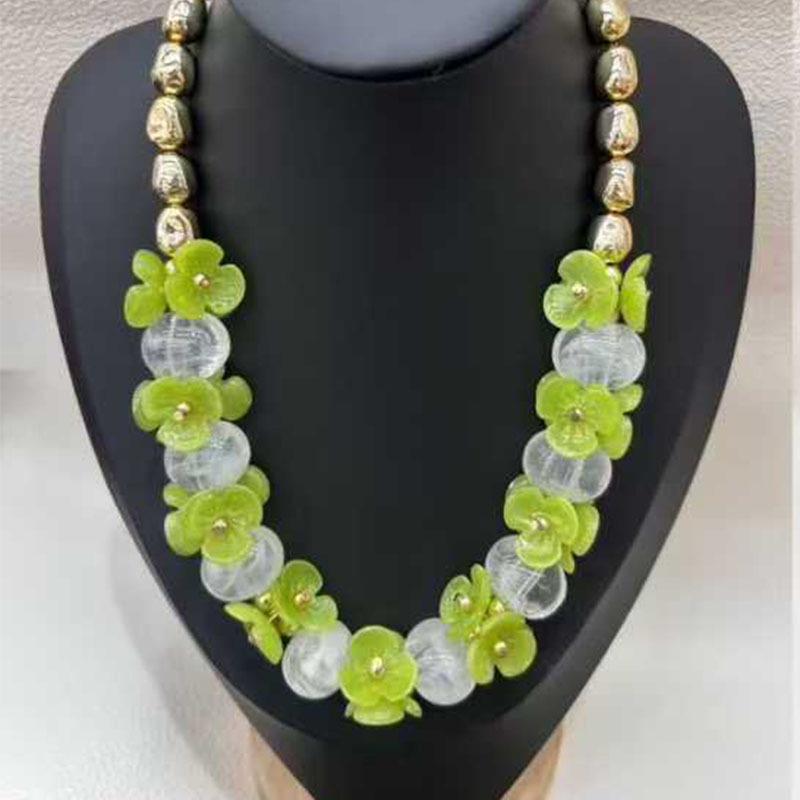 Retro Acrylic Floral Necklace: Bold European & American Design for Bridal Fashion