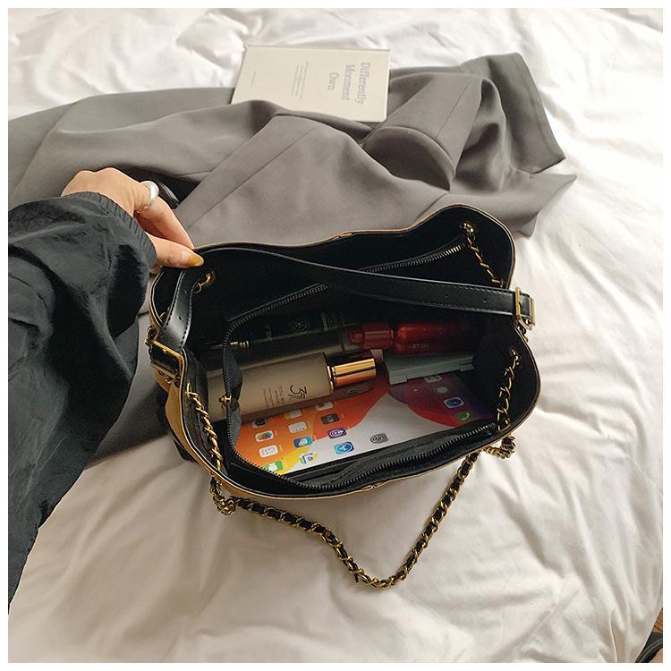 2025 New Women's High-End Retro Shoulder/Crossbody Bag with Iron Chain - Versatile Tote for Commuting