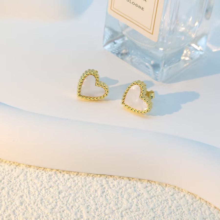 

Серьги-пусеты в виде сердца из натурального перламутра, минималистичный дизайн из титановой стали белый