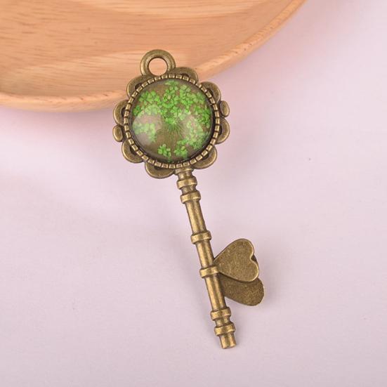 Heart Babysbreath Round Bezel Key Pendant