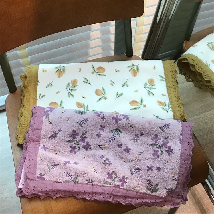 Asciugamano in stile coppia con bordo in pizzo, piccoli motivi floreali, morbido, delicato sulla pelle, assorbente, ad asciugatura rapida, asciugamano per il viso ad uso domestico per donne