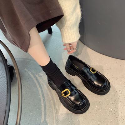 Zapatos de cuero pequeños con suelas gruesas para mujer