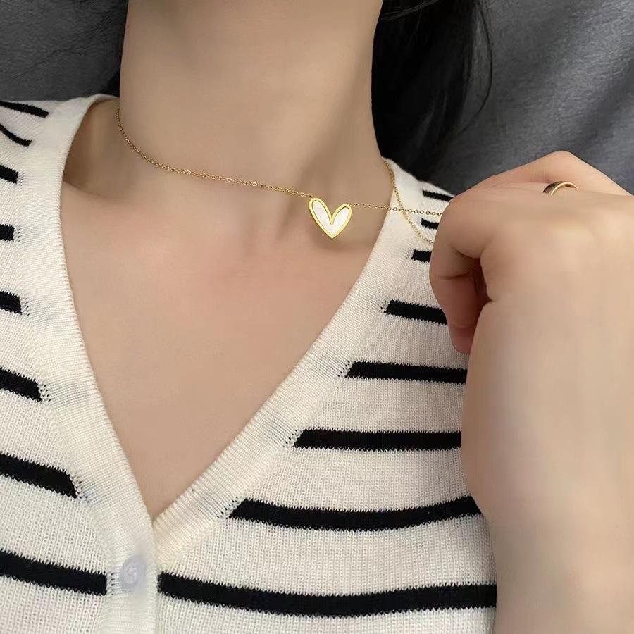 Ins vento dourado amor colar feminino nicho moda luxo leve corrente da clavícula design personalizado versátil simples colar