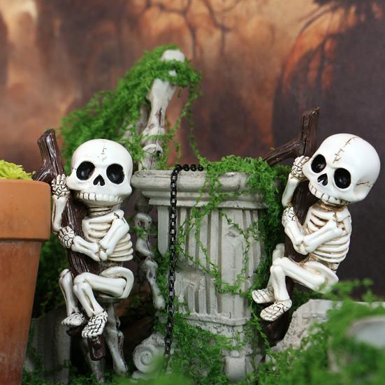 2Pcs Climbing Skeleton Figurine Flower Pot Hanger Mini Skeleton Halloween Resin Skeleton Ornament for Bonsai Planter Edge Decoration