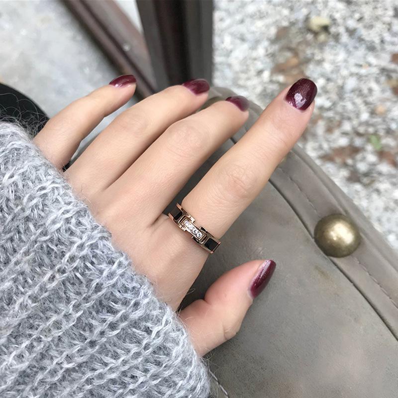 

Черное кольцо на указательный палец в корейском стиле с четырьмя бриллиантами и микро-инкрустацией для модных девушек - Универсальное ювелирное изделие из титановой стали Size 6 розового золота