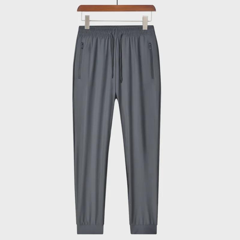 Herrenhose aus Eisseide mit elastischem Bund und Reißverschluss – einfarbig, lässig, sportlich, Neun-Punkt-Länge, Sommerkleidung.