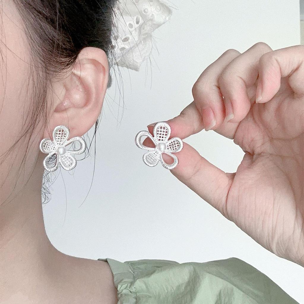 Elegant Hollow Flower Stud Earrings - Chic, Versatile Design for Women