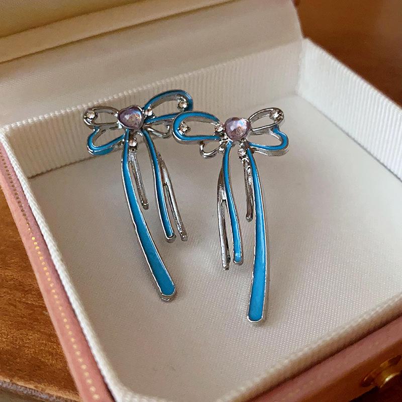 

Elegant Silver Rhinestone Drop Earrings: Fresh, Fashionable, and Luxurious