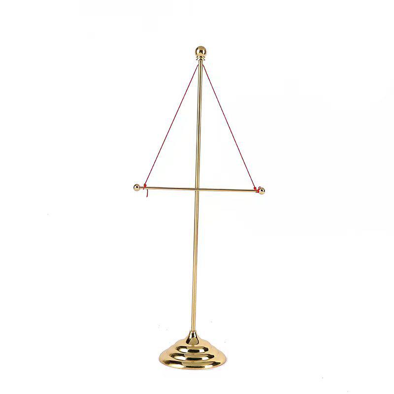 Rødt ensidig reklameflagg med metallfot og tverrstang utstyrt med tau