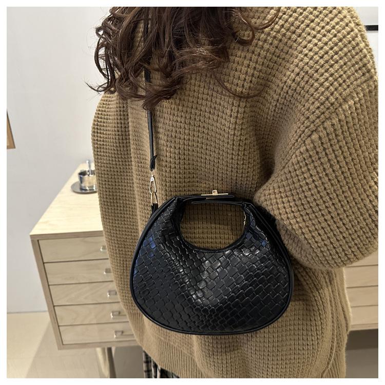 

Weaving simple casual trend foreign style retro 2025 spring new fashion messenger crescent portable shoulder bag чёрный