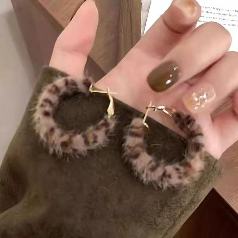 

Retro Niche Design Plush Leopard Print Earrings High-End Sense Versatile Circle Earrings Temperament Light Luxury Earrings