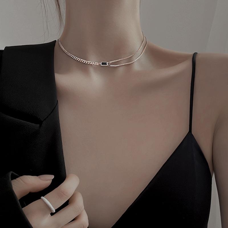 Stříbrný přívěsek S925 Černý čtverec - Náhrdelník s niche designem, Lehký luxusní choker pro ženy, Perfektní letní šperk na klíční kost.
